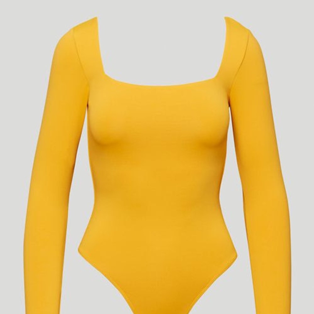 Aritzia Babaton  – Long-Sleeve Bodysuit – Sumac Yellow